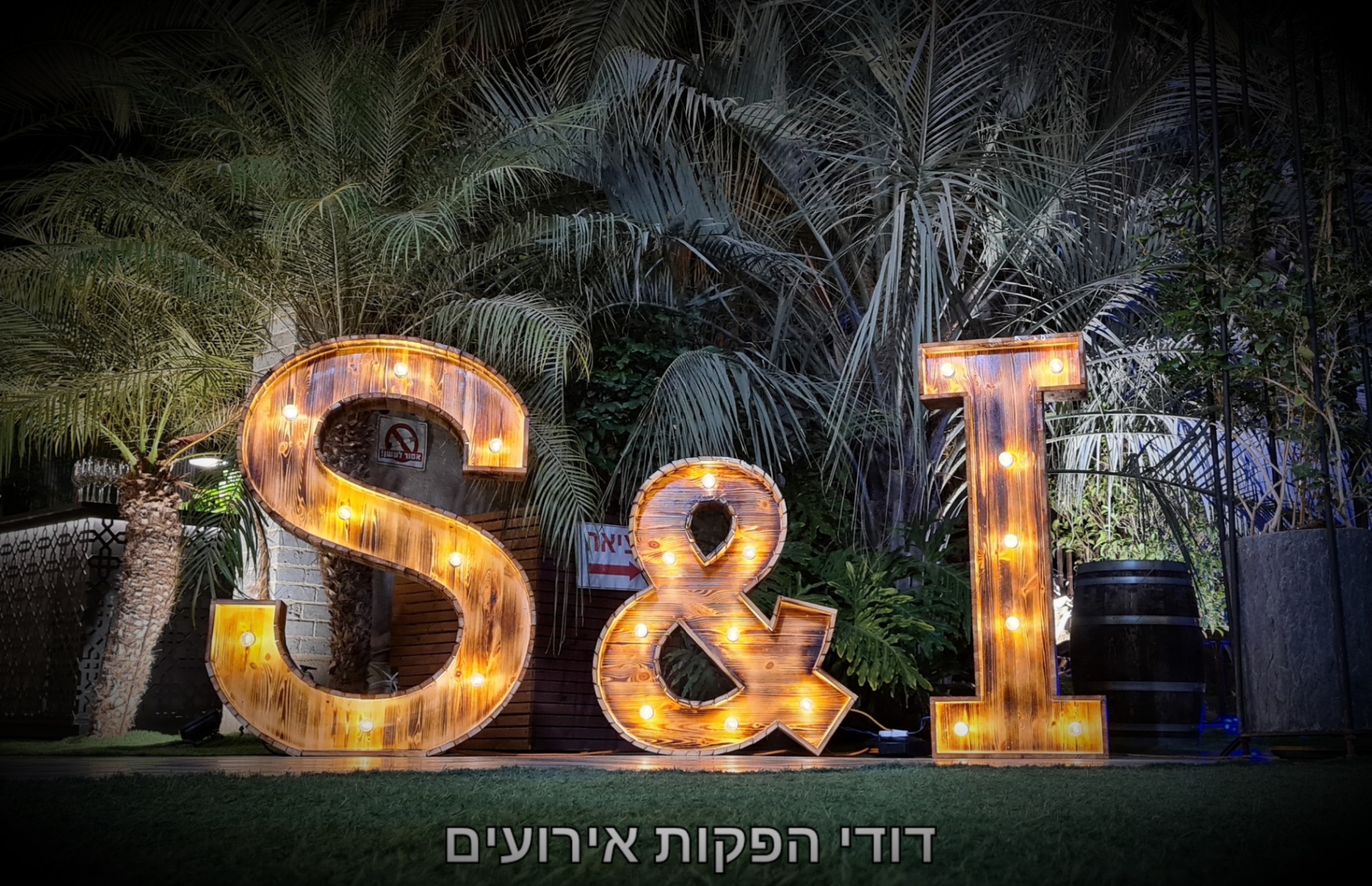 אותיות עץ בוהו שיק עם קשת נוצות מוארת ואקססוריז