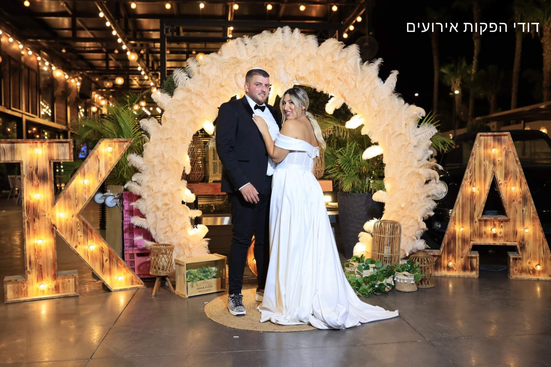 אותיות עץ בוהו שיק עם קשת נוצות מוארת ואקססוריז
